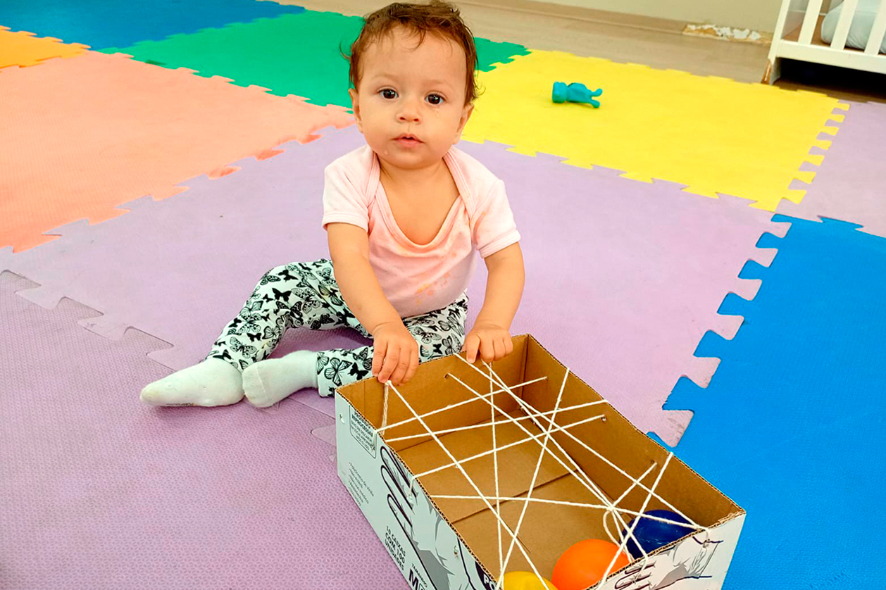 Atividade sensorial com bolinhas estimulou o desenvolvimento da turma do berçário I B no Centro Educacional Arakan
