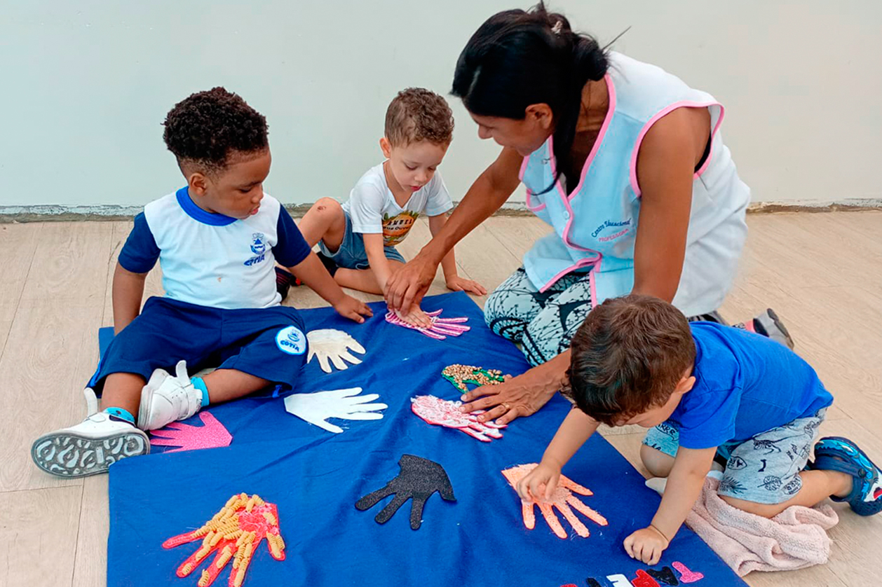 Centro Educacional Arakan promoveu atividade com tapete sensorial para estimular o desenvolvimento da turma do maternal I D