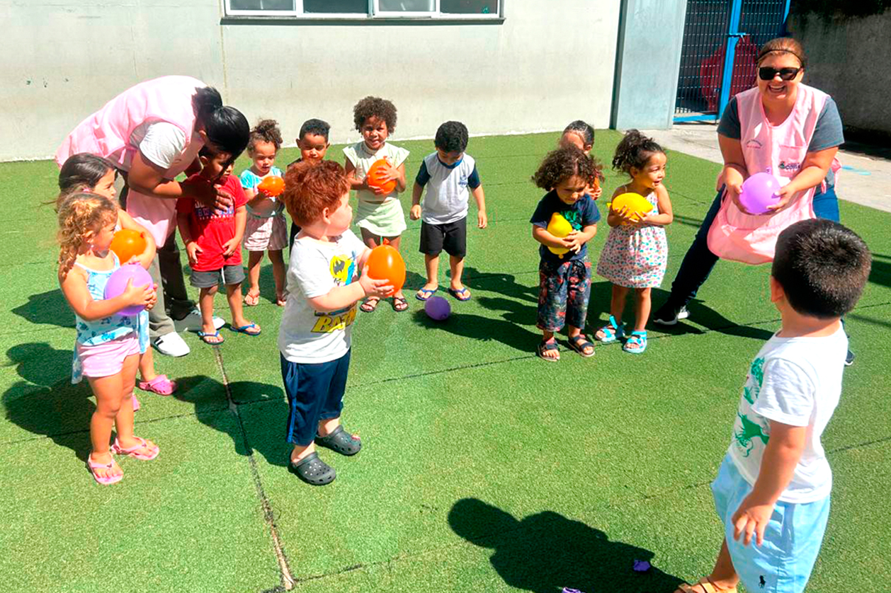 Projeto Férias: Centro Educacional Arakan promoveu atividade sensorial com Squish de Água 