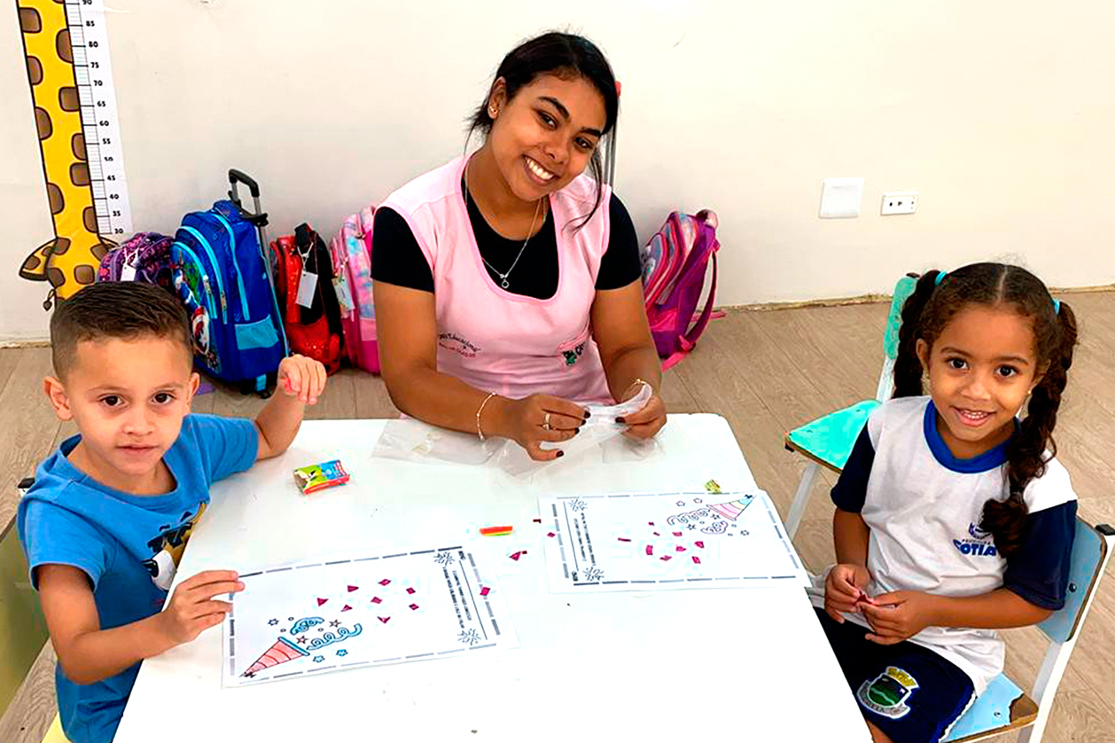 Centro Educacional Arakan realizou atividade artística de colagem com temática de carnaval com a turma do jardim II C