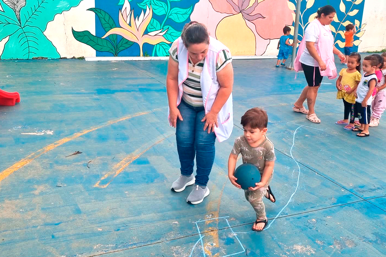  Circuito motor trabalhou a coordenação e autonomia da turma do maternal II A do Centro Educacional Benedicta Stefano Antunes de Oliveira