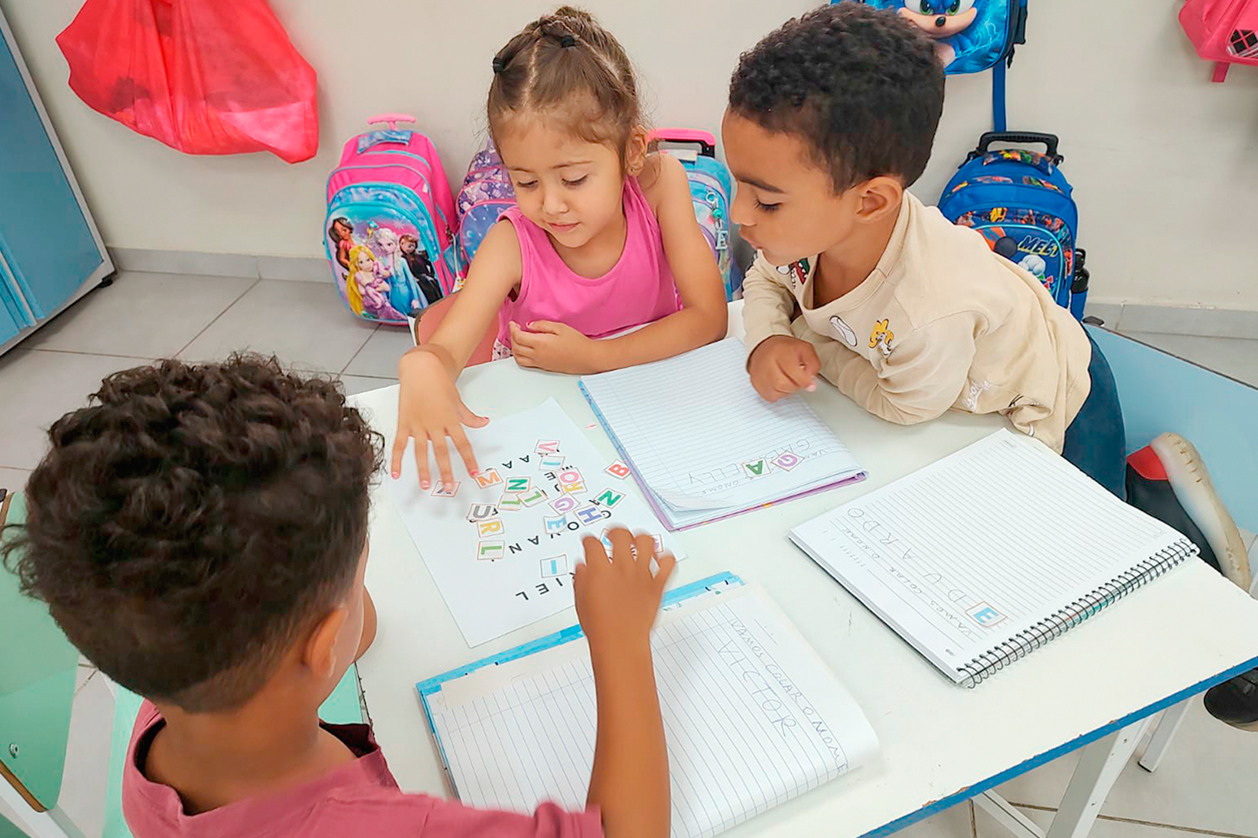 Turma do jardim I A do Centro Educacional Benedicta Stefano Antunes de Oliveira aprende letras e cores em atividade lúdica