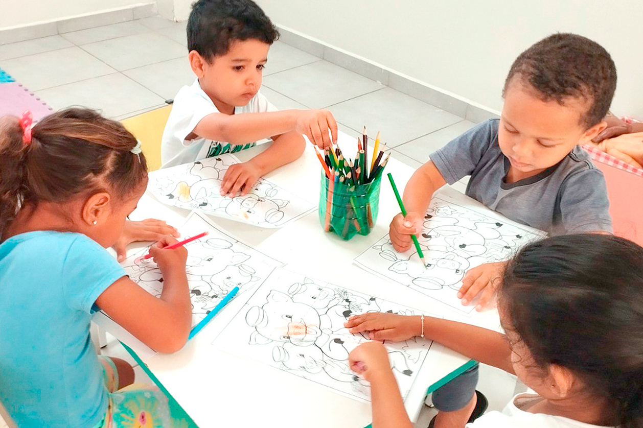Educadora do Centro Educacional Benedicta Stephano Antunes de Oliveira utiliza contos de fadas como ferramenta pedagógica com a turminha do maternal II C