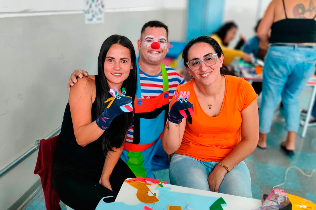 Auxiliares de classe do Centro Educacional Benedicta Stephano Antunes de Oliveira participaram de formação com foco em contação de histórias com fantoches