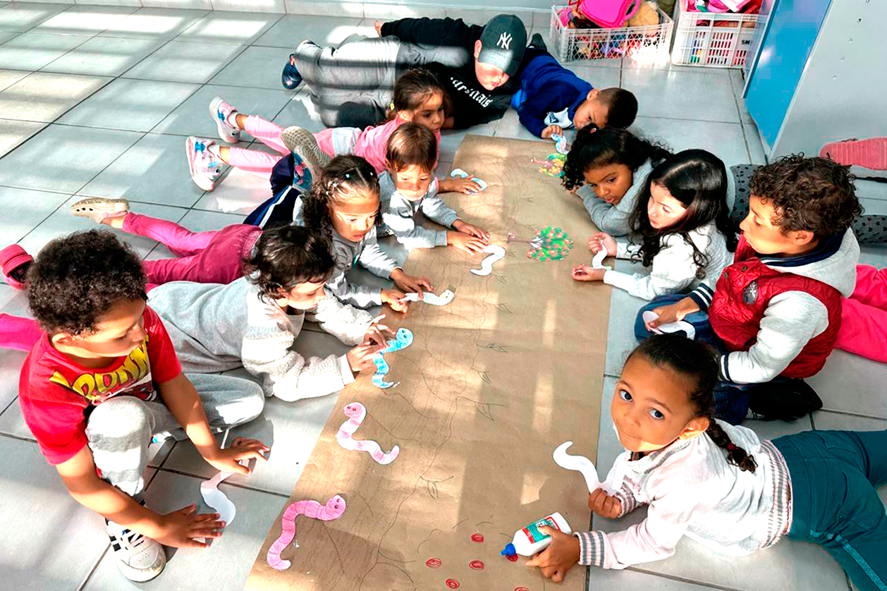 Centro Educacional Benedicta Stefano Antunes de Oliveira promoveu vivência sensorial a partir da leitura do livro infantil “A Minhoca Paçoca”