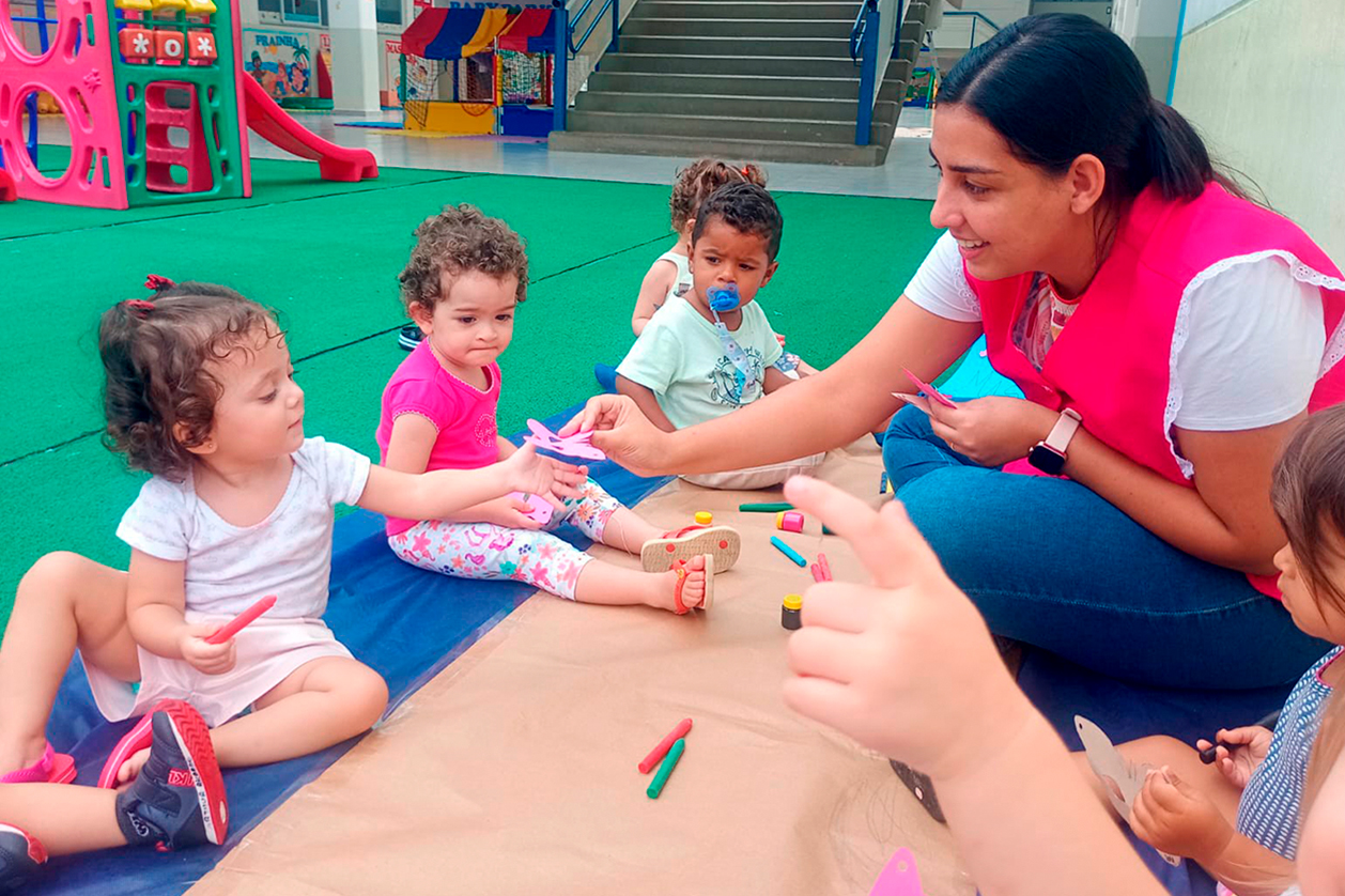  Atividades sensoriais estimularam descobertas com a turma do berçário II B do Centro Educacional Benedicta Stefano Antunes de Oliveira