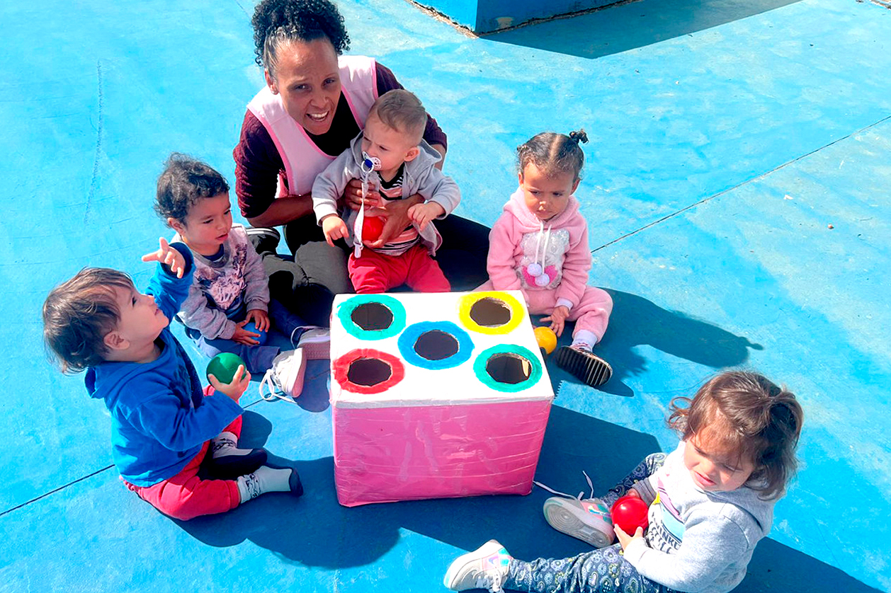 Centro Educacional Benedicta Stefano Antunes de Oliveira estimulou a percepção sensorial com atividade das cores no Berçário B